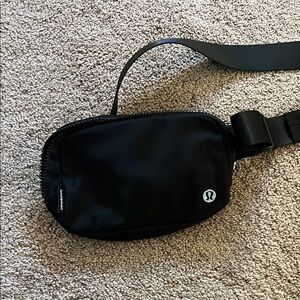 Lululemon 1L black fanny pack